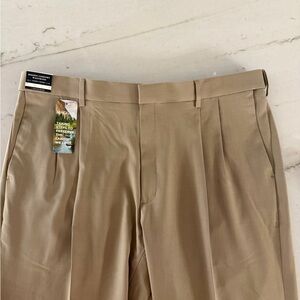 Haggar Premium Comfort Dress Pants Mens 40x30 Khaki Classic Fit Pleated NWT